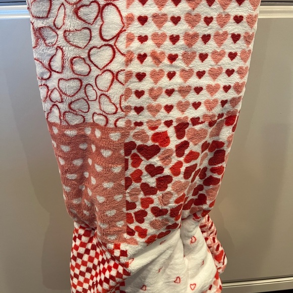 Red and White Hearts Valentine’s Day Throw Blanket - Picture 3 of 3